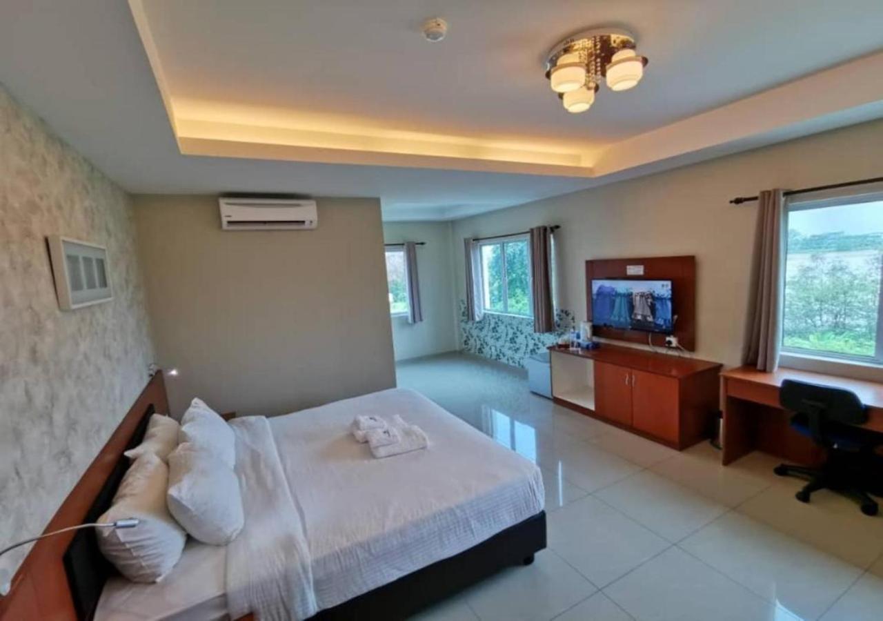 Yew Boutique Hotel Teluk Intan Exterior foto